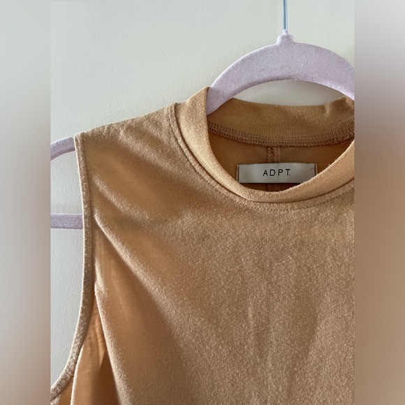 Sleeveless turtleneck 💛 - Picture 2 of 4